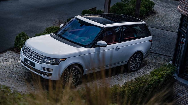 The Range Rover Adventum Coupe in white, front 3/4 view