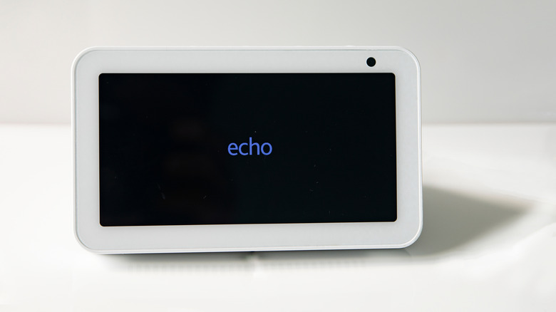 An Amazon Echo Sho 5 with the echo branding kept on a white table