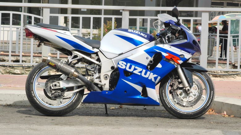 a blue Suzuki GSX-R600