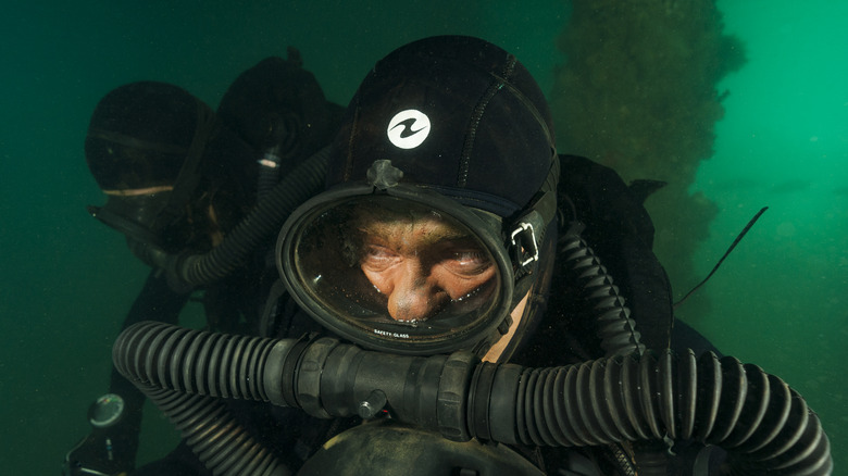 rebreather apparatus on scuba diver