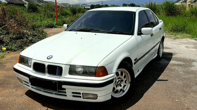 Picture of an off-white BMW E36.