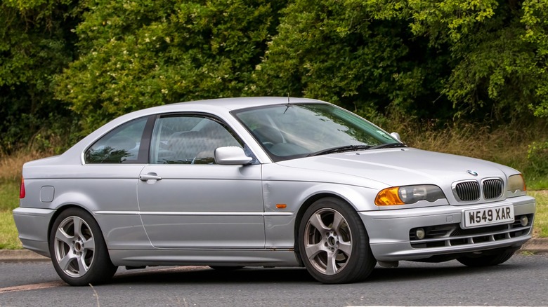 Picture of a 2000 BMW E46 in silver.