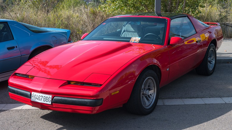 Front 3/4 view of Pontiac Firebird