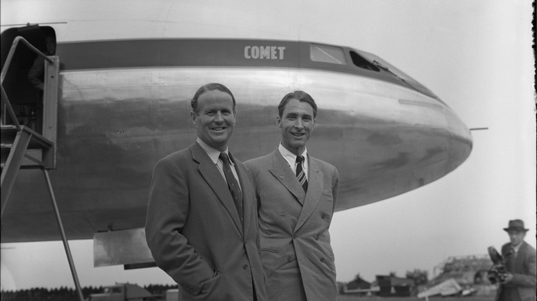 People stand before Comet airliner