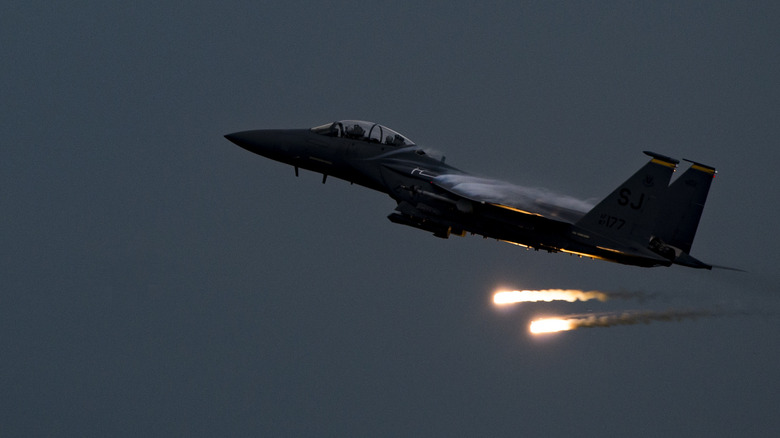 F-15 deploying flares while pulling.