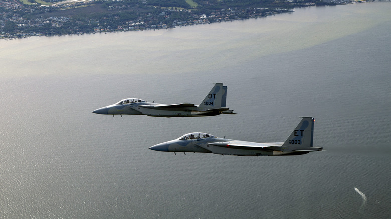 Flight of two F-15EXs together.