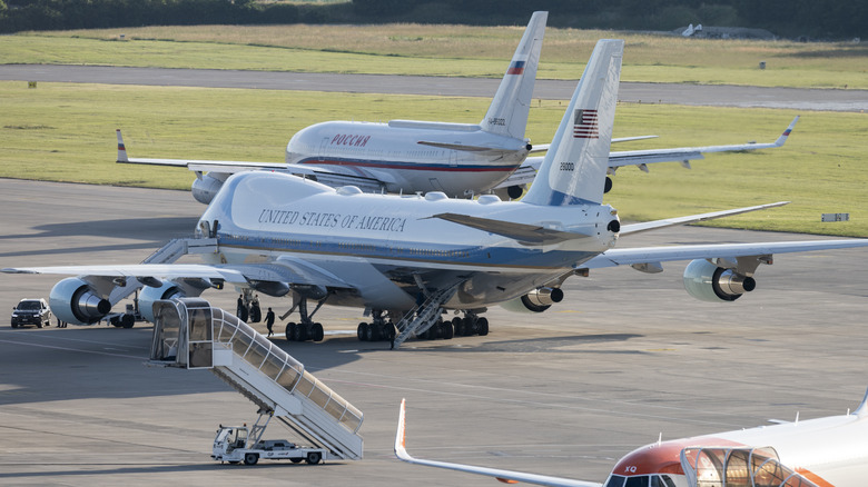 VC-25 parked next to Il-96-300PU.