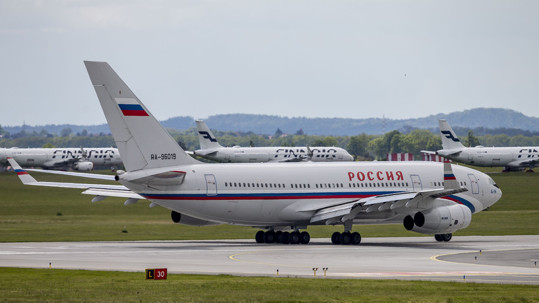 Il-96-300 taxiing on the tarmac.