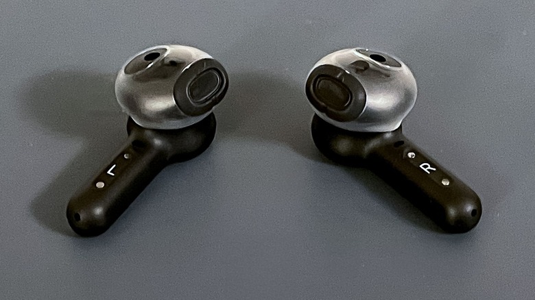 Echo Buds 2023 closeup (left and right)
