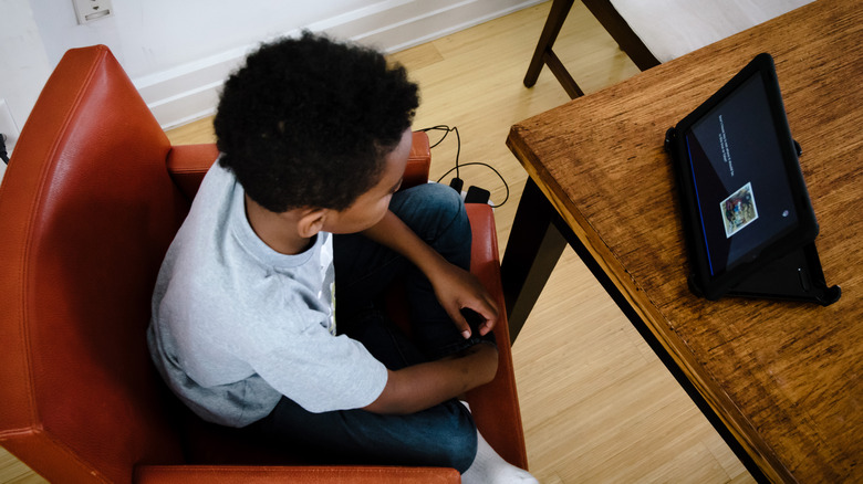 kid using Amazon Fire Tablet