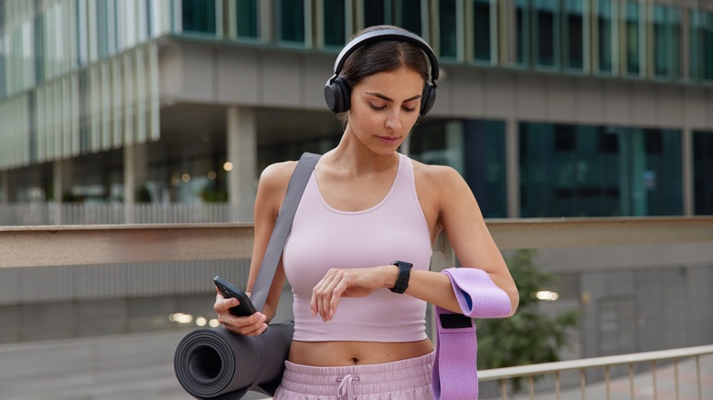 Fitness tracker gym woman