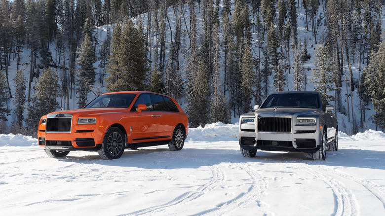Two Rolls-Royce Cullinan in the snow