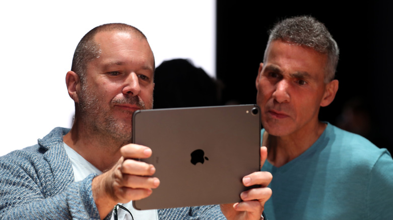 Jony Ive using an iPad