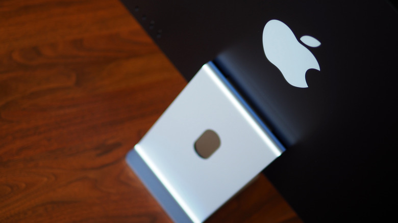 Apple logo on rear of iMac 24
