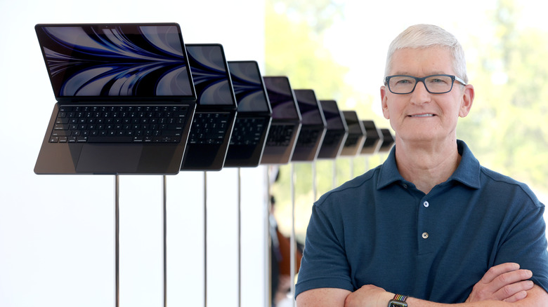 Tim Cook and MacBooks