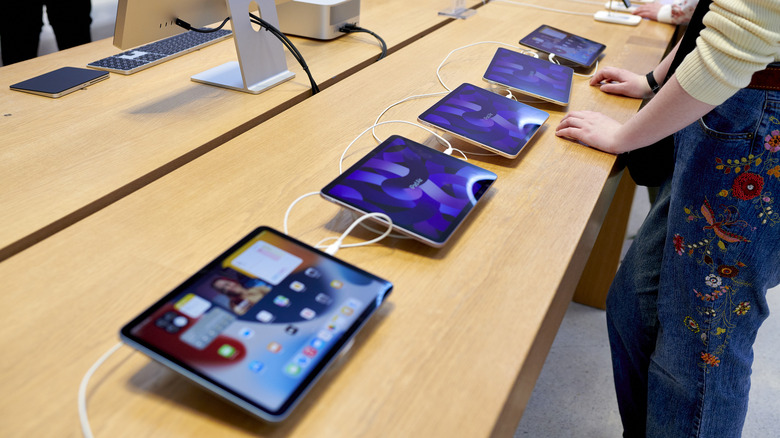 iPad lineup at Apple Store