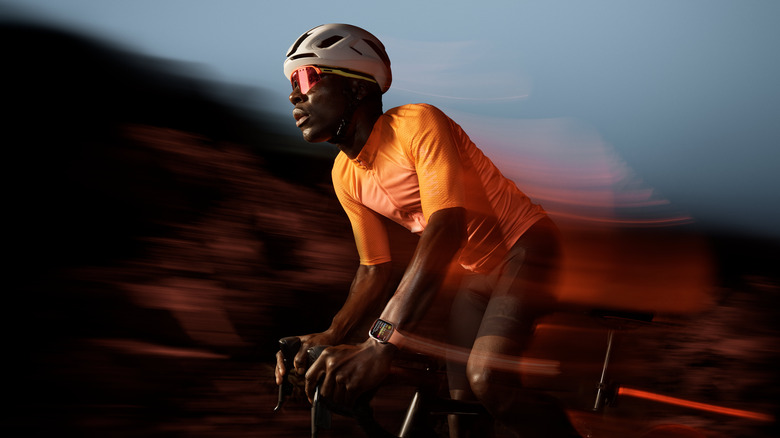 guy riding bike with Apple Watch