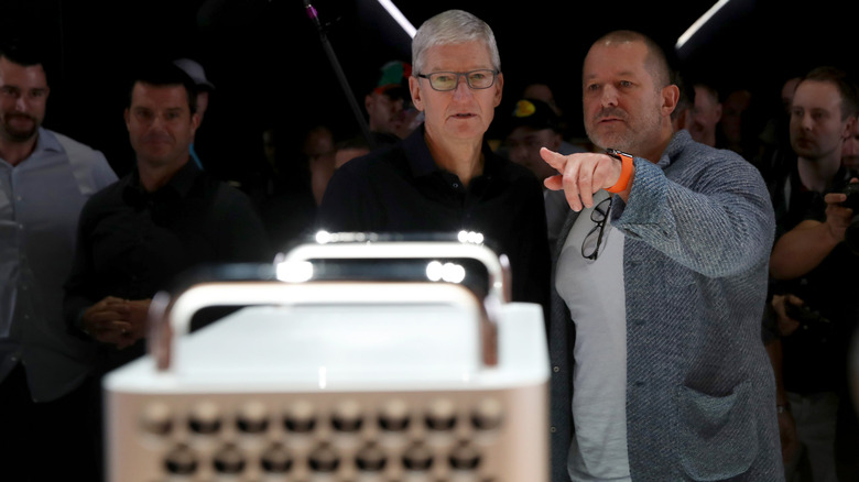 Tim Cook and Jony Ive with the Mac Pro