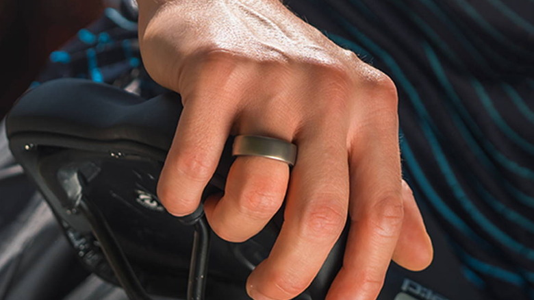 Hand with Amazfit Helio ring