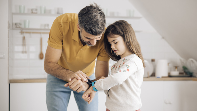 parent and shild with smartwatches