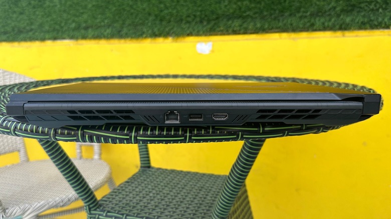 Rear port selection of Asus ROG Zephyrus Duo 16