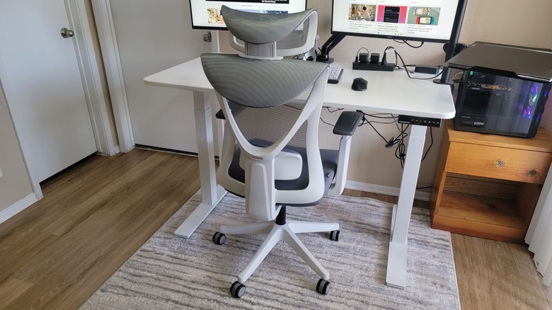 autonomous ergochair curve chair at desk