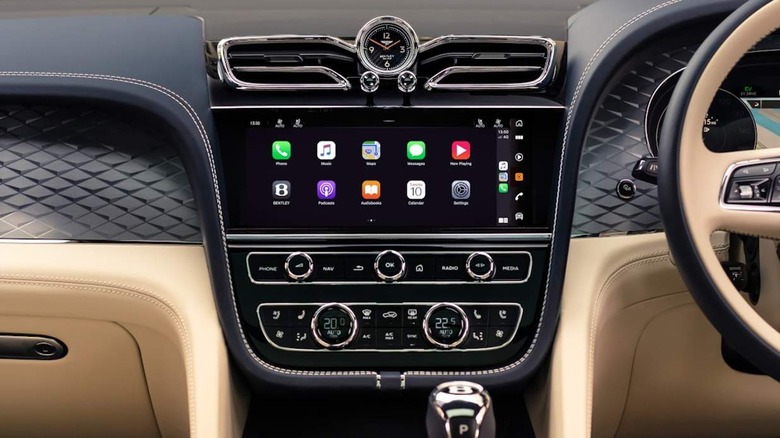 Interior dashboard Bentley's Bentayga Hybrid 