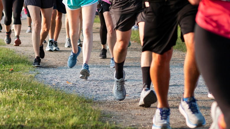 people running a 5k