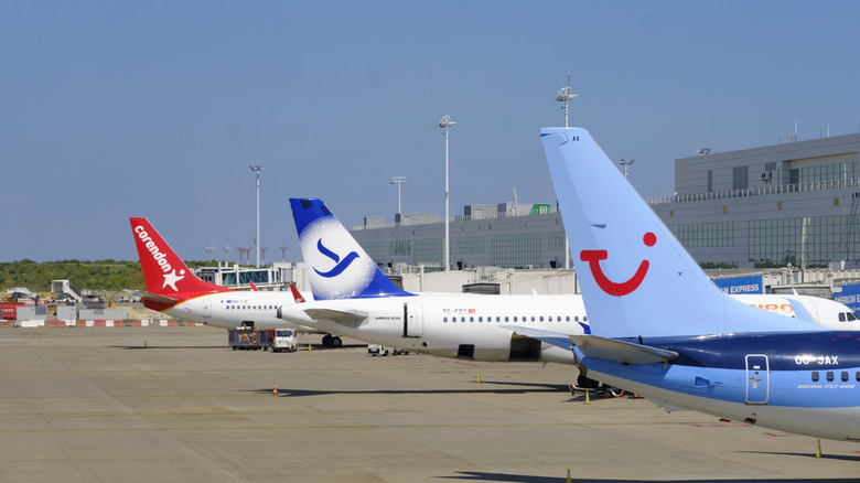 The distinctive tail design of the Airbus A320 (middle), and the Boeing 737