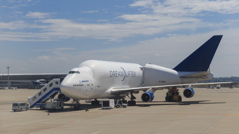 Boeing LCF Dreamlifter unloading