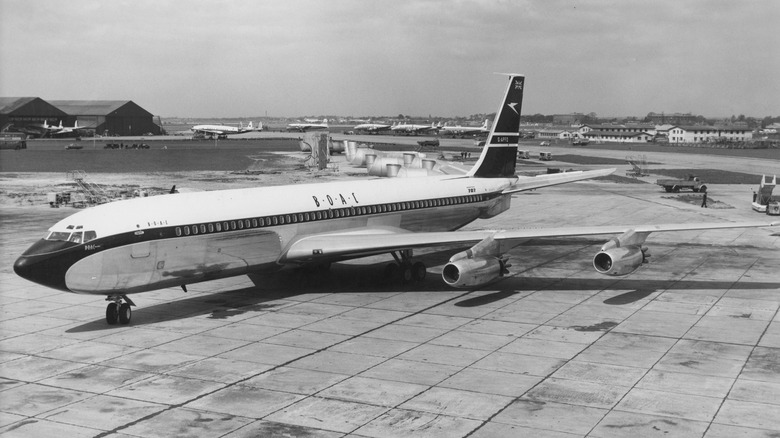 BOAC 707 black and white