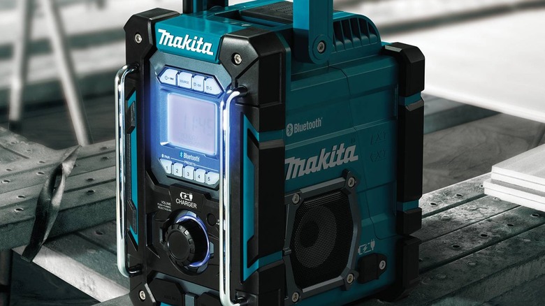 Makita XRM10 radio