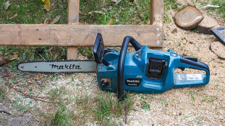 Makita chainsaw with battery missing