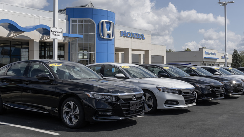 Honda dealership used car display