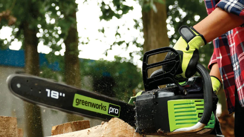 Greenworks chainsaw cutting through log