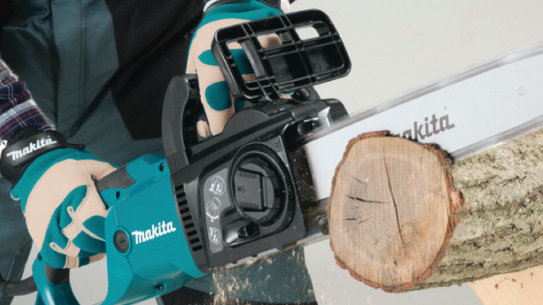 Cutting log with Makita chainsaw