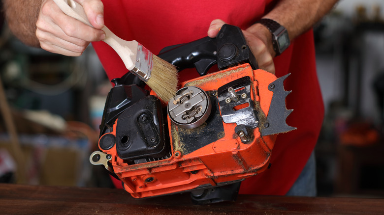 Cleaning inside chainsaw