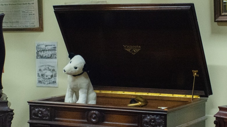 Victrola phonograph with mascot dog