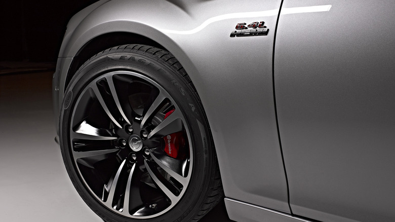 Chrysler 300 SRT front wheel