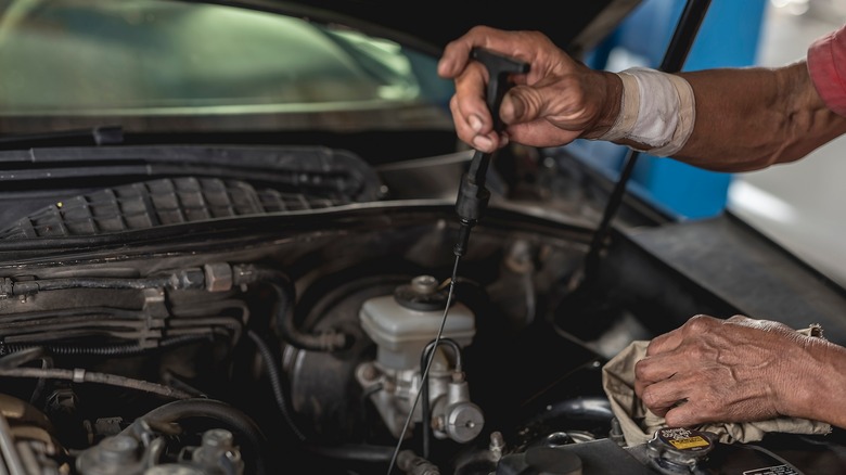 Checking transmission dipstick