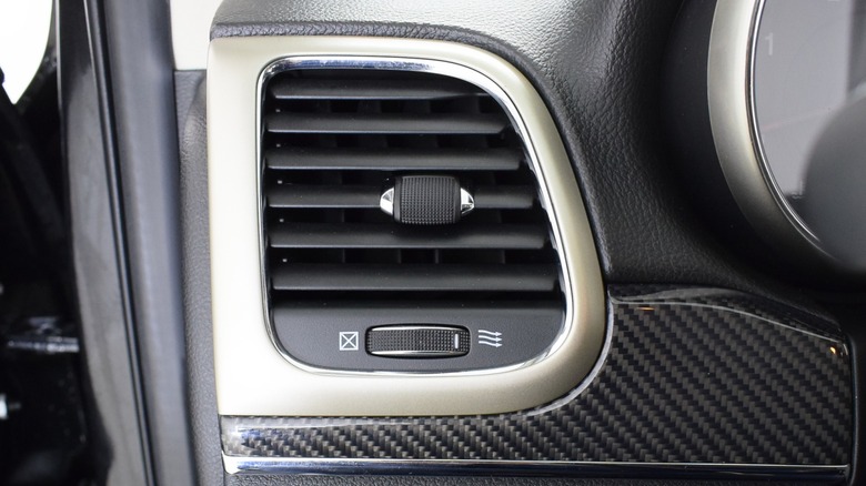 Jeep Grand Cherokee dash vent closeup