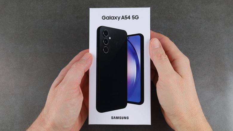 Person holding Galaxy A54 5G box 