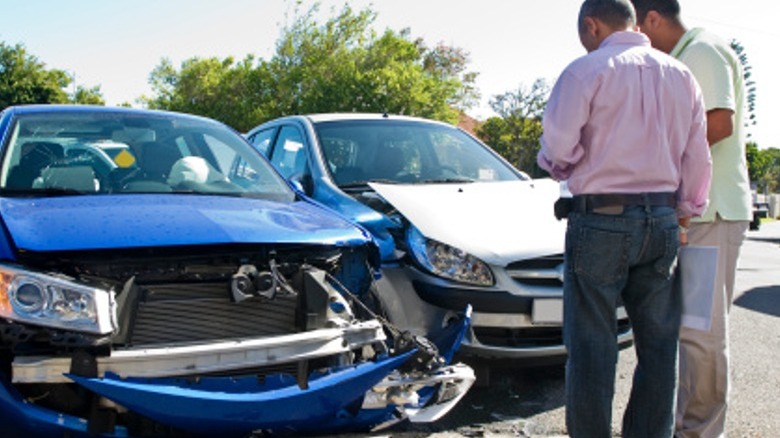 Two people talking after car accident