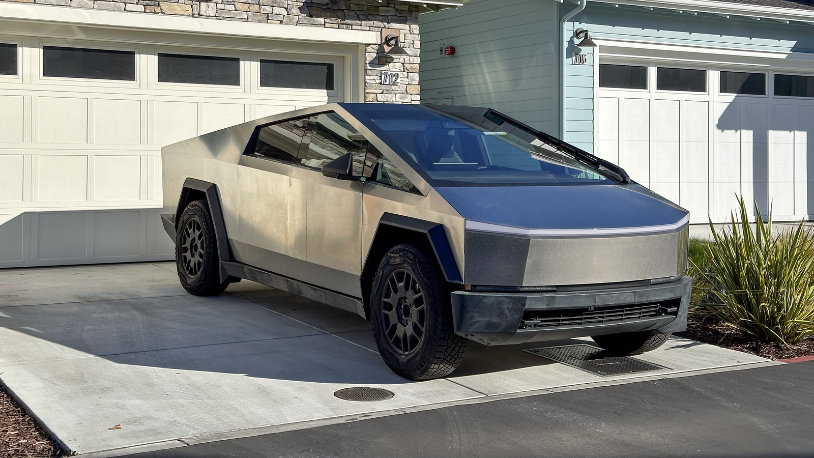 Cybertruck Auction Fail Suggests Tesla's Truck Isn't As Appealing As ...