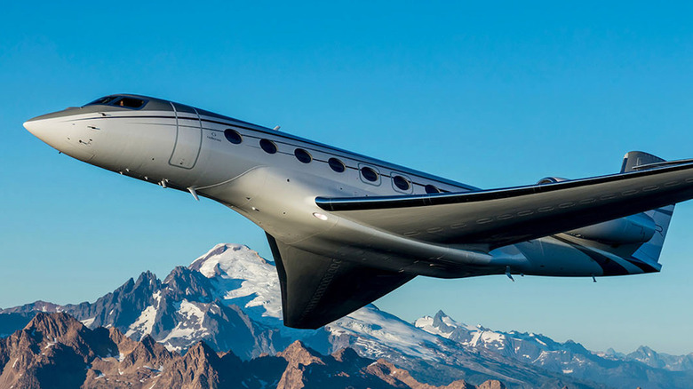 Gulfstream G650ER flying sky