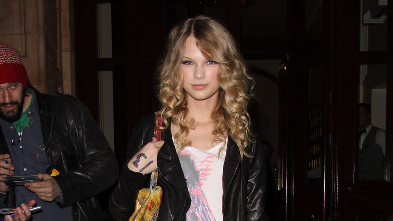 Taylor swift 13 hand