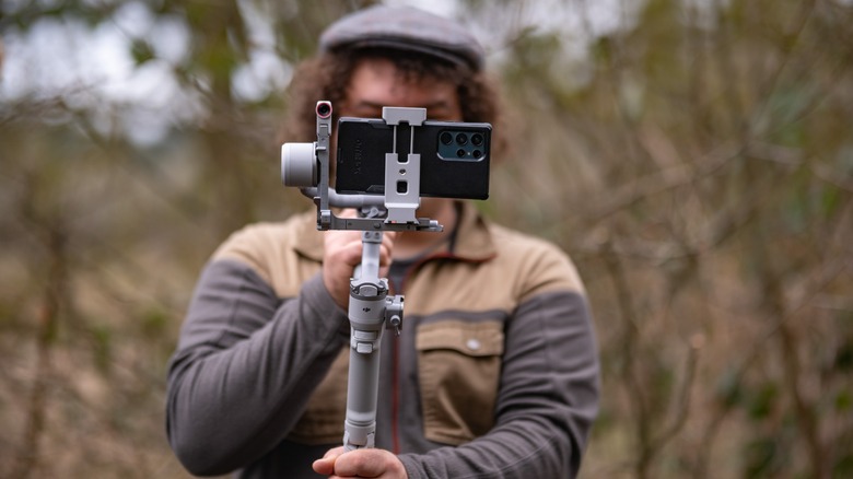 Review author Andy Zahn carrying the DJI RS 4 Mini with the Samsung Galaxy S21 Ultra.