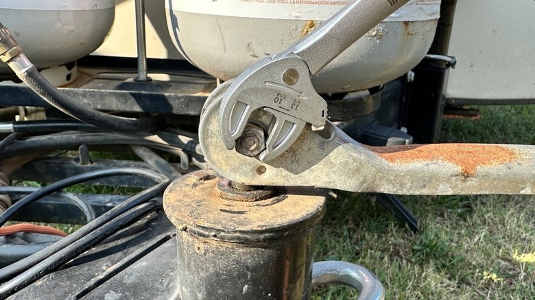 Using a self setting wrench on a trailer jack