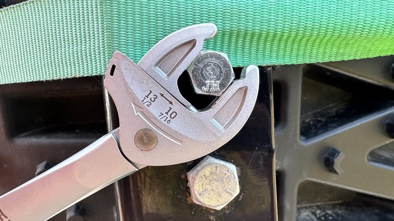 Using self setting wrench on a heavy-duty bolt