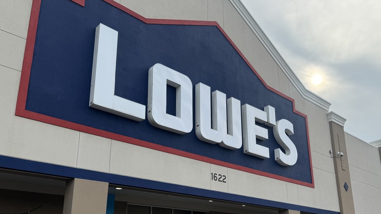 The front of a Lowe's store